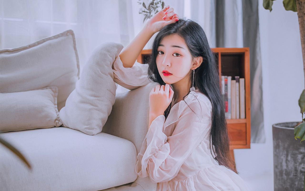 SUV悬在山坡两人危在旦夕 十几人拉绳作保险